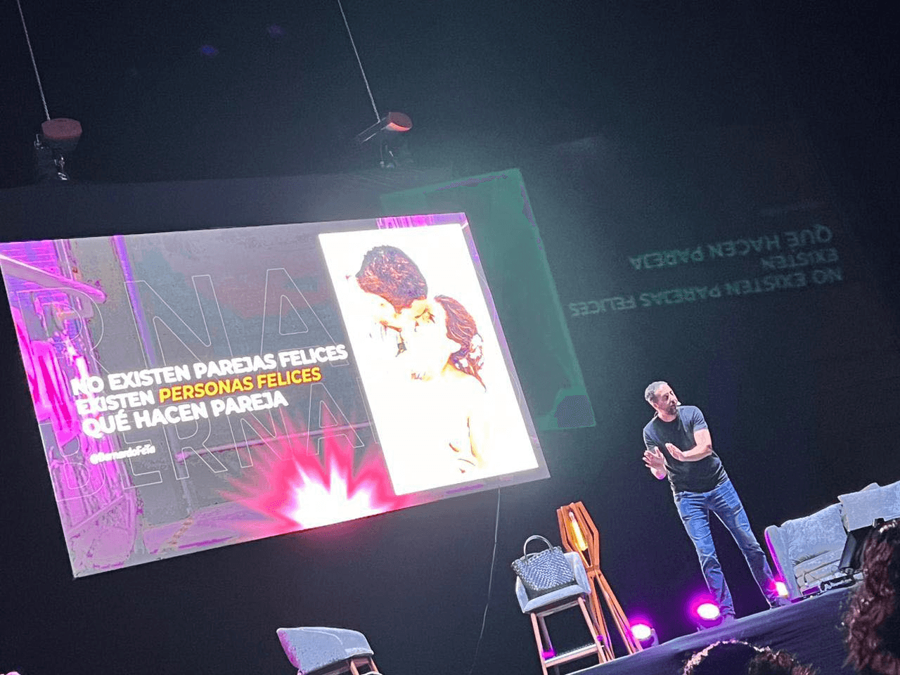 Bernardo Feta presentando en escenario con pantalla