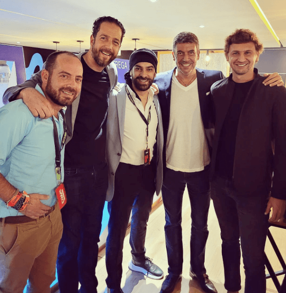 Bernardo Feta con equipo de conferencia